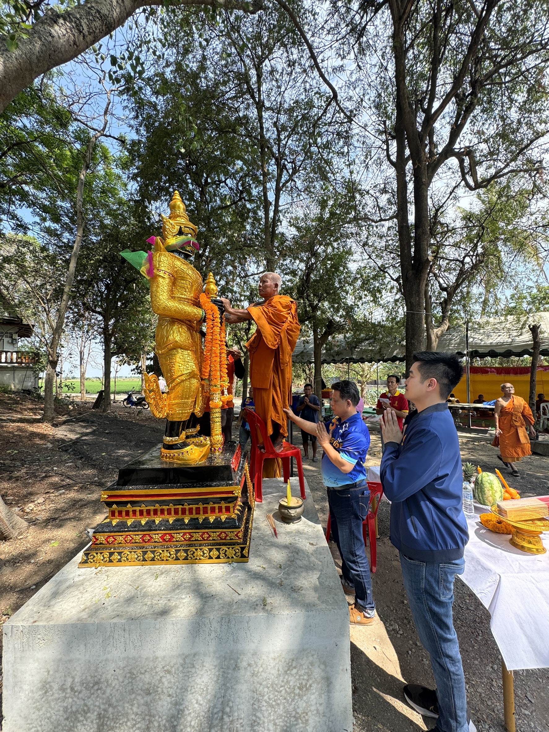 ท้าวมหาทรัพย์องท้าวเวสสุวรรณ ณ วัดเขาแสงสว่างเจริญธรรม นายคริส พรเพ็ชรรัตน์ นายธีรภัทร มีเดช