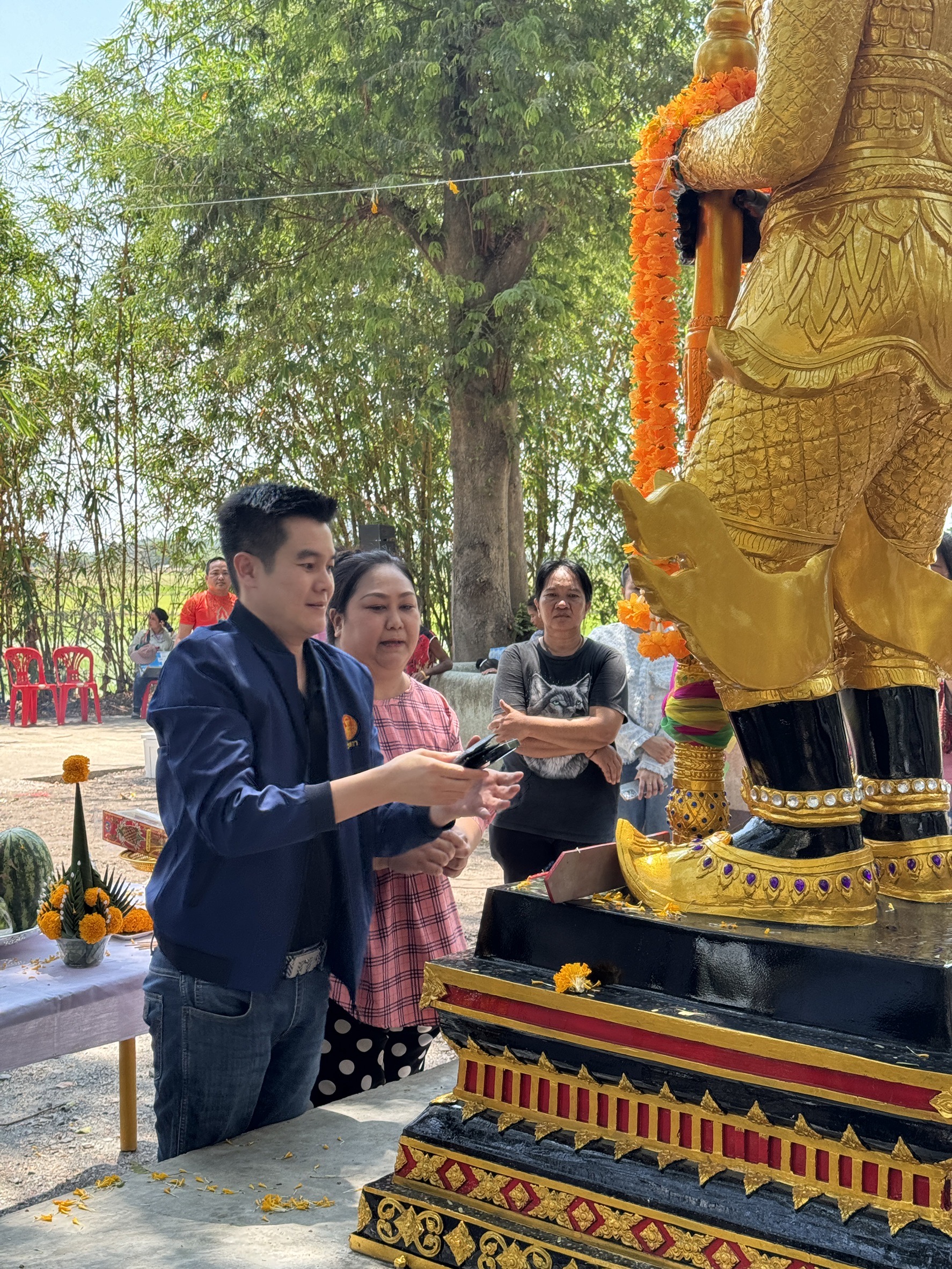 ท้าวมหาทรัพย์องท้าวเวสสุวรรณ ณ วัดเขาแสงสว่างเจริญธรรม นายคริส พรเพ็ชรรัตน์ นายธีรภัทร มีเดช