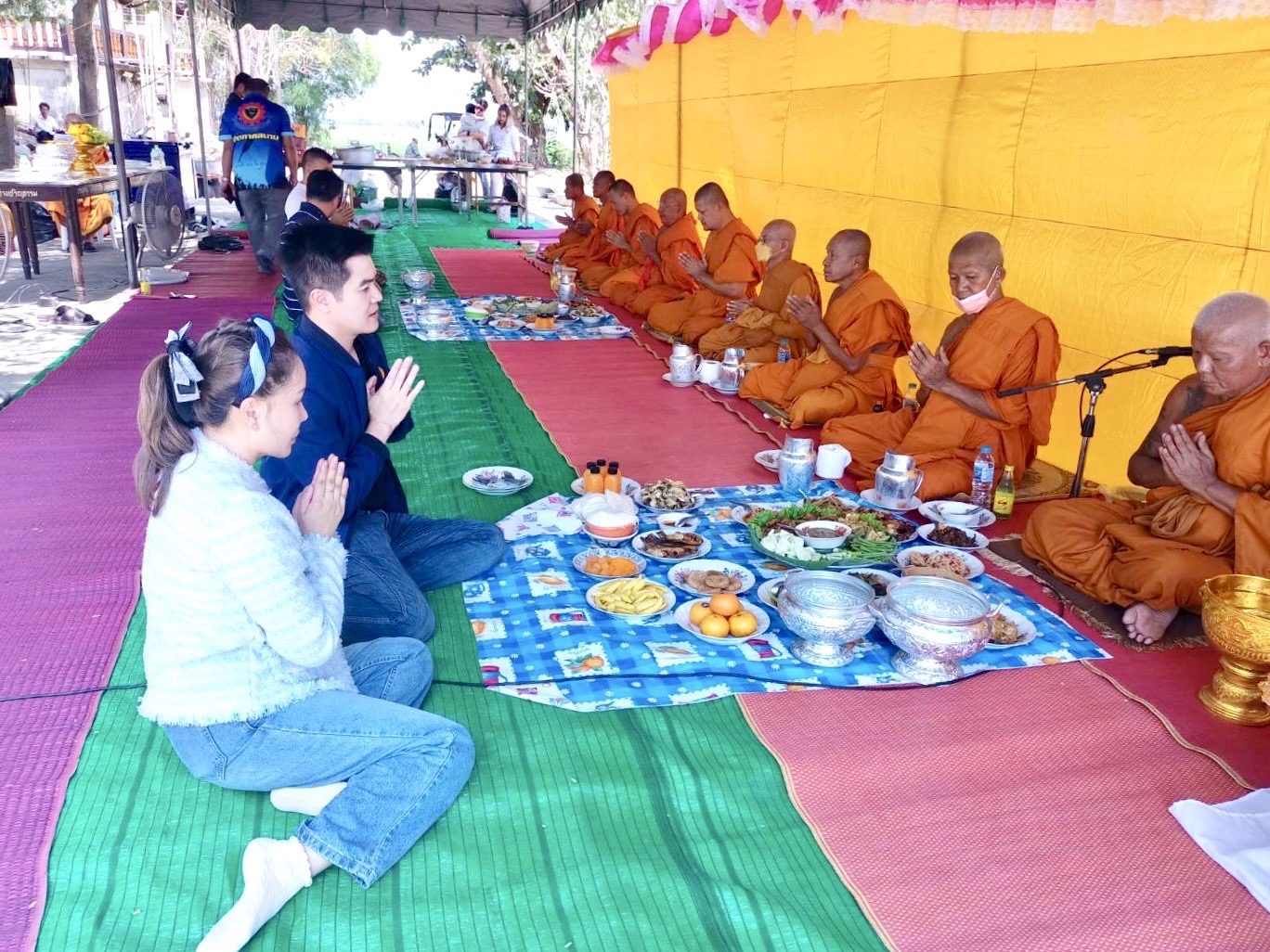 ท้าวมหาทรัพย์องท้าวเวสสุวรรณ ณ วัดเขาแสงสว่างเจริญธรรม นายคริส พรเพ็ชรรัตน์ นายธีรภัทร มีเดช