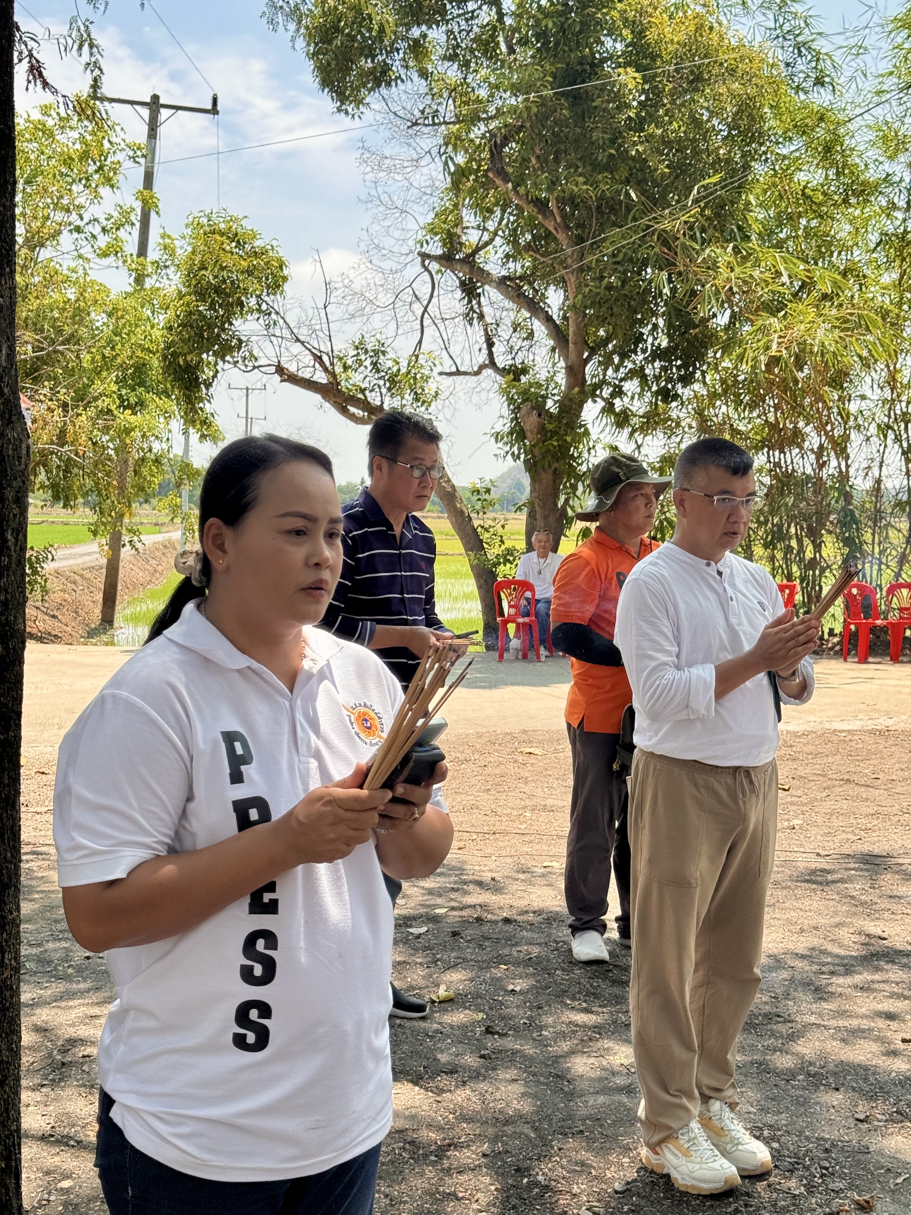 ท้าวมหาทรัพย์องท้าวเวสสุวรรณ ณ วัดเขาแสงสว่างเจริญธรรม นายคริส พรเพ็ชรรัตน์ นายธีรภัทร มีเดช