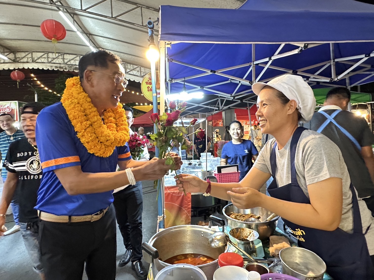 ปทุมธานี บิ๊กแจ๊สลุยเดี่ยวลงพื้นตลาดอำเภอลำลูกการับกำลังใจจากประชาชน